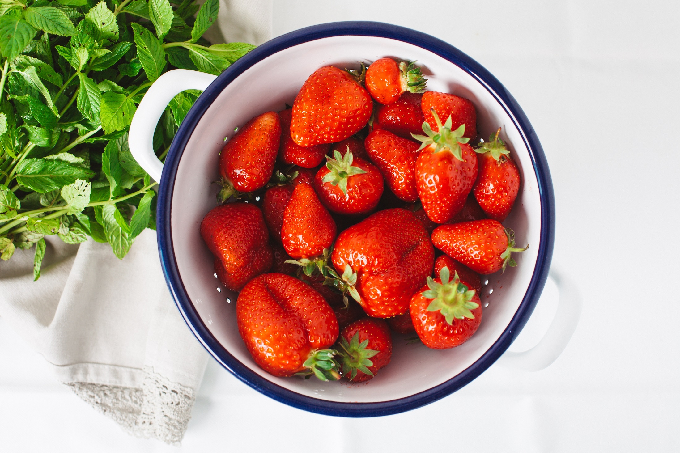 Strawberries for beauty. We suggest how to create great cosmetics on their basis