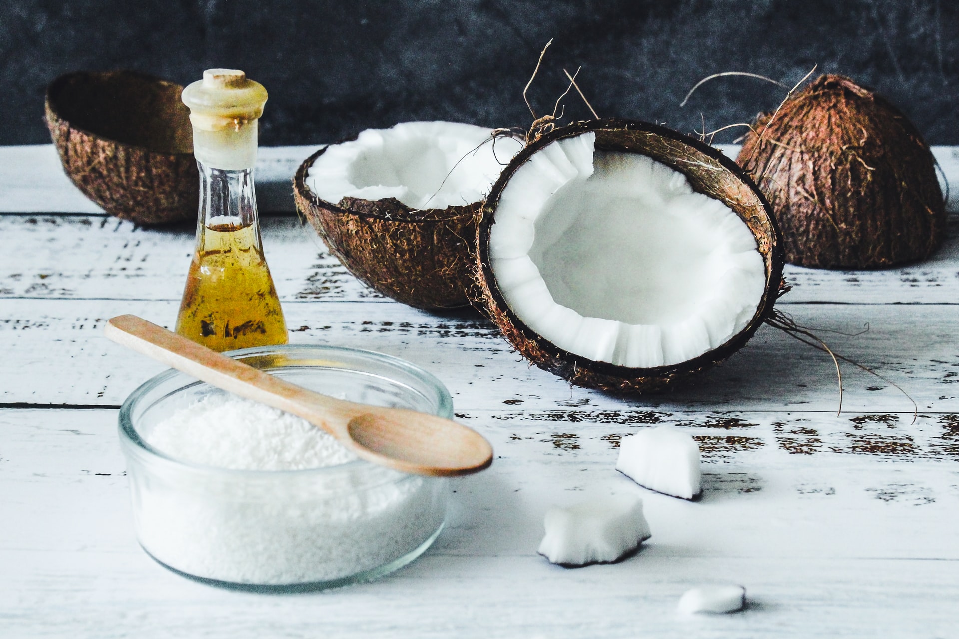 Coconut oil – how does it affect our beauty and how can you make homemade cosmetics with it?