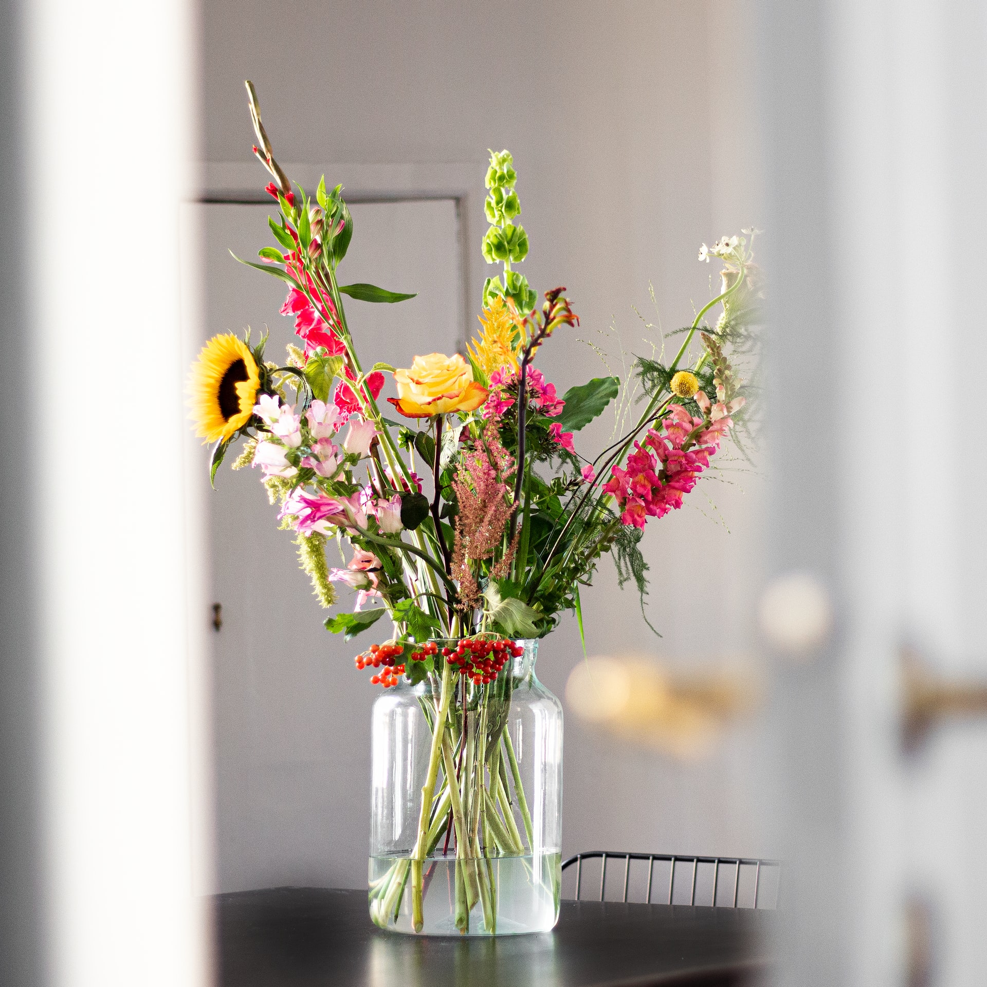 Not only live flowers – check how else to style a vase